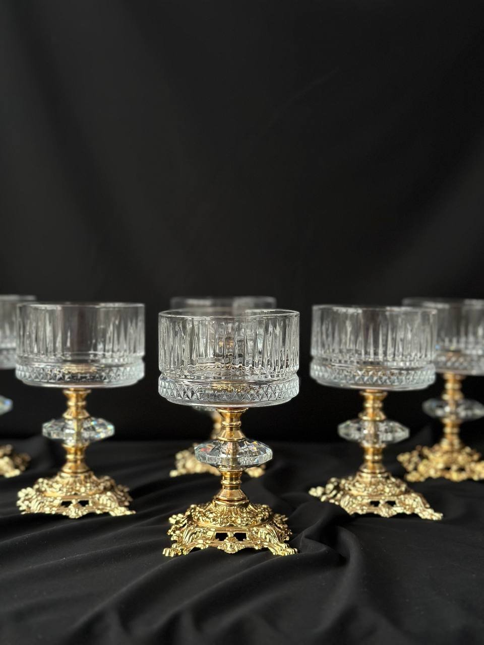 Креманка скляна на золотій ніжці, святкова сервіровка столу, фото №1