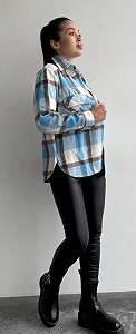 Женская теплая хлопковая рубашка в клетку GDF840 цвет бело-голубая размер 42/46 synthetic.ua - Фото 1