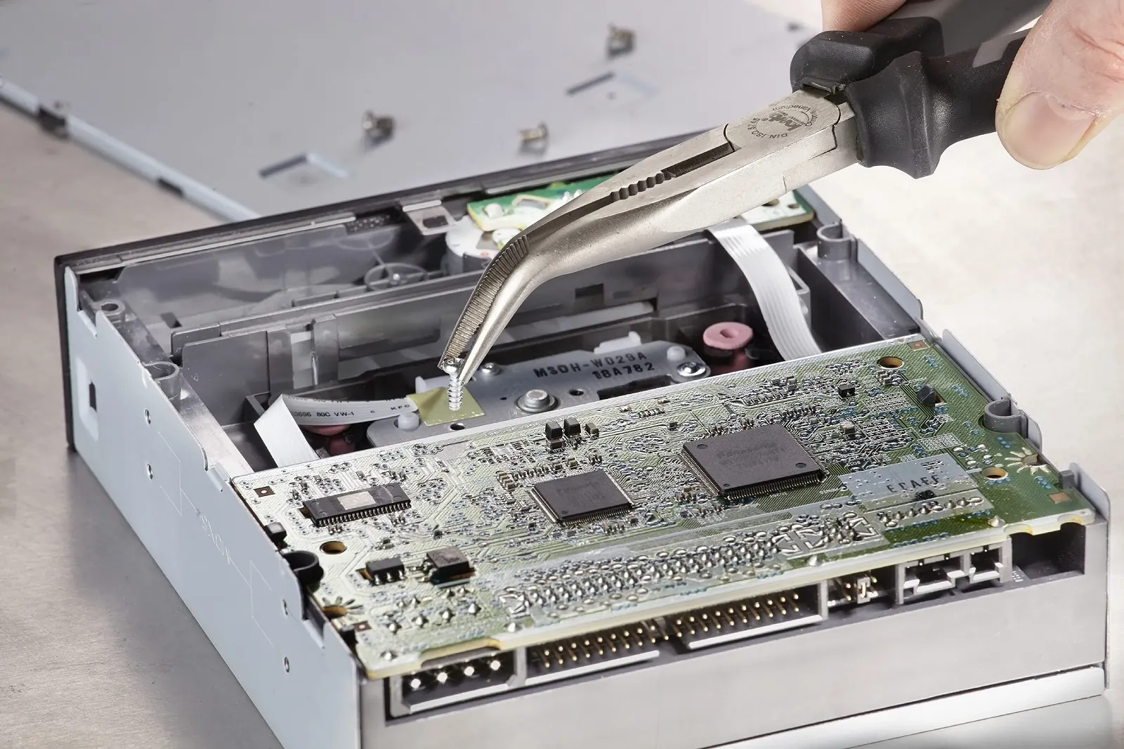 Плоскогубцы KWB удлиненные 200 мм изогнутые режущие кромки закаленные, хром-ванадиевая сталь, фото №3 Плоскогубцы KWB удлиненные 200 мм изогнутые режущие кромки закаленные, хром-ванадиевая сталь, фото №3