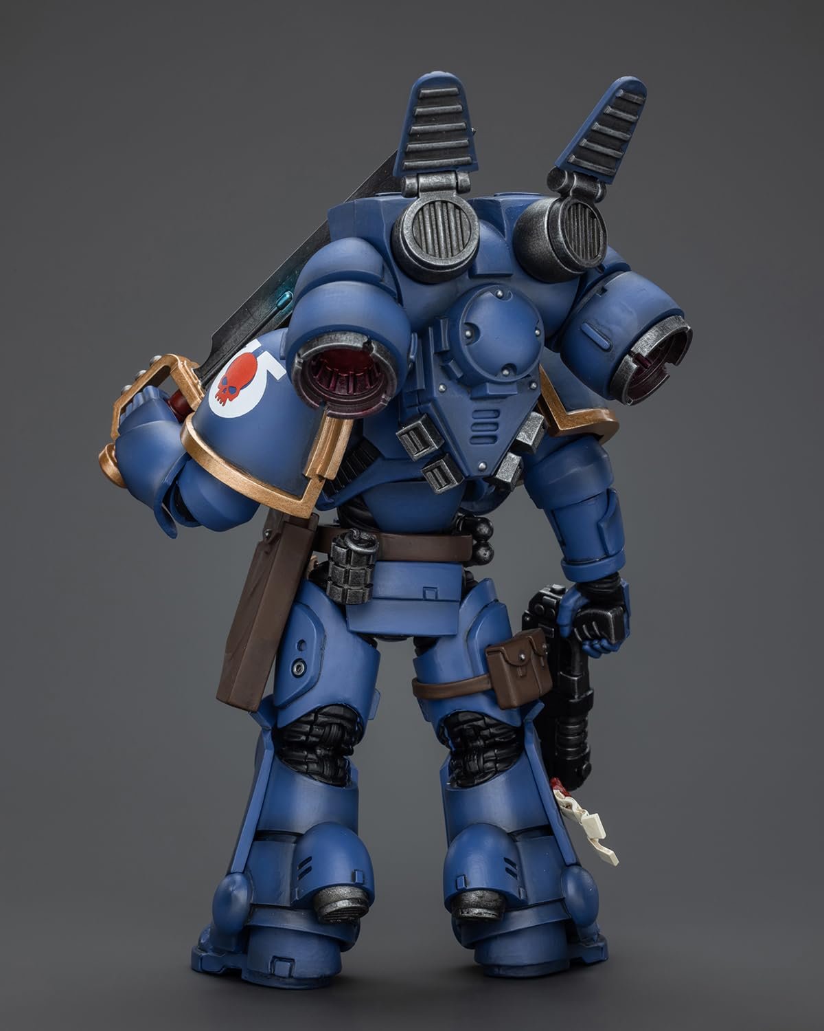 Фигурка JoyToy 40K Ultramarines Jump Pack Intercessors Sergeant с плазменным пистолетом и энергетическим мечом, 12.2 см, фото №4