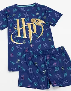 Пижама Детская Harry Potter Футболка с короткими рукавами, шорты, логотип HP Gold, темно-синий цена на synthetic.ua - Фото 1 Пижама Детская Harry Potter Футболка с короткими рукавами, шорты, логотип HP Gold, темно-синий synthetic.ua - Фото 1