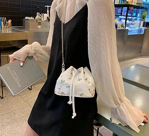 Модна біла жіноча міні-сумка ведмедичок із вишивкою - Фото 1