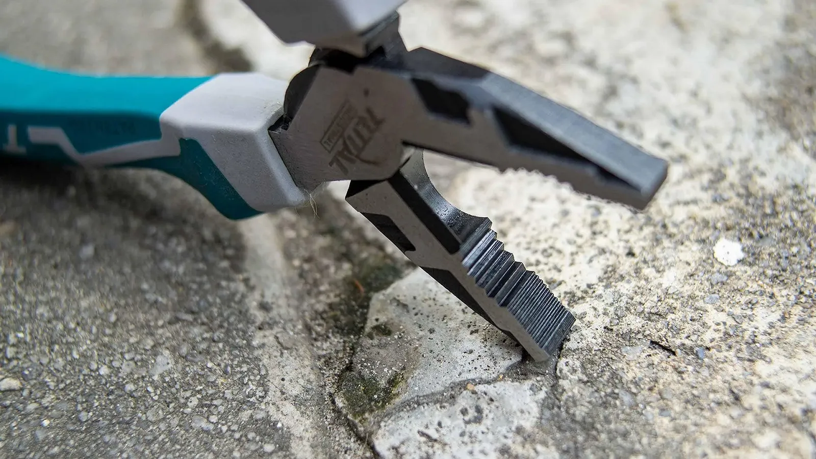 Універсальні плоскогубці TOTAL посилені Хром-ванадій Ергономічна волоконна ручка 180 мм, фото №5