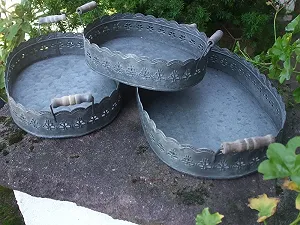 Декоративні підноси Набір з 3 цинкових з дерев'яними ручками в стилі Кантрі ціна на synthetic.ua - Фото 1 Декоративні підноси Набір з 3 цинкових з дерев'яними ручками в стилі Кантрі synthetic.ua - Фото 1