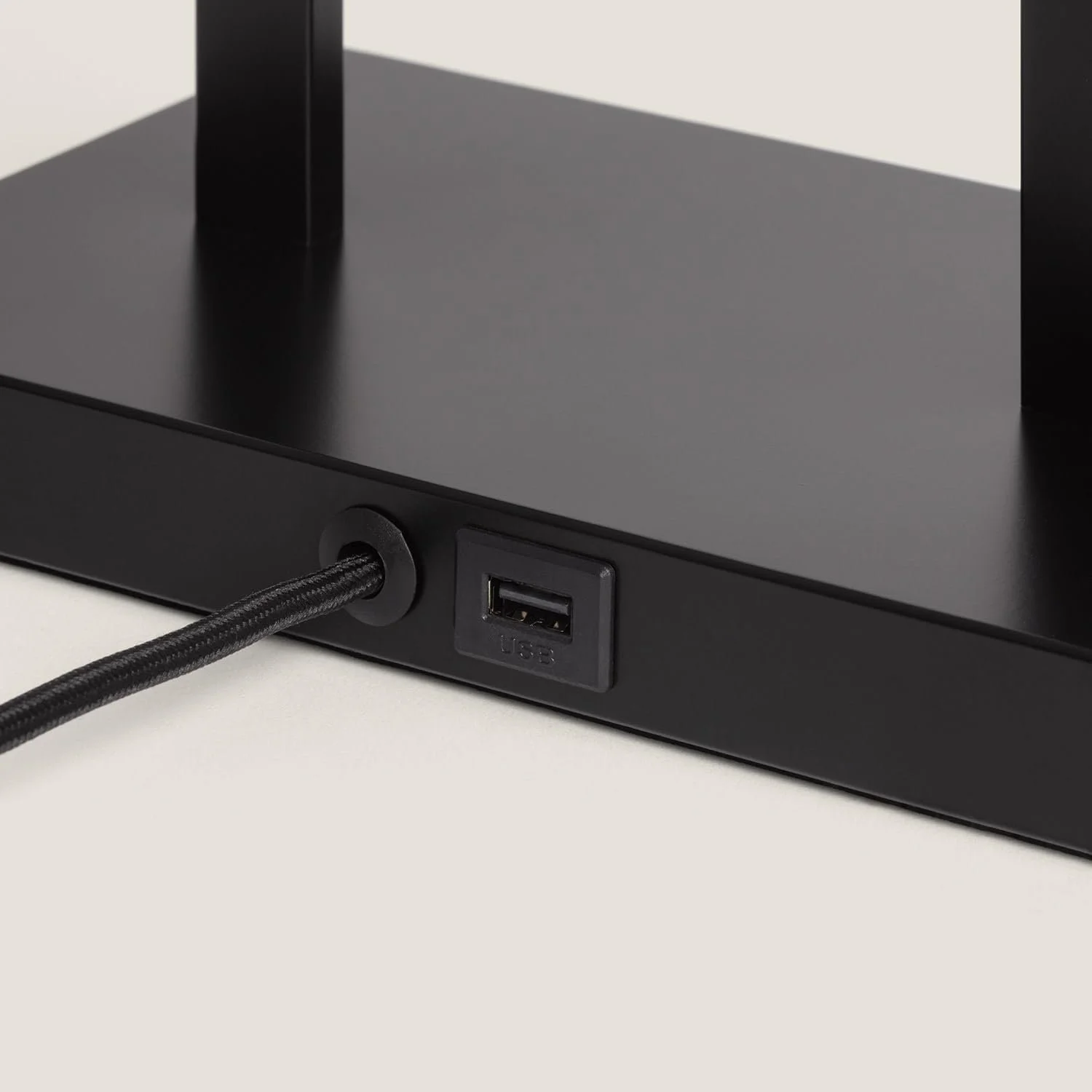 Настільна лампа LEDKIA LIGHTING Tianna металева з USB чорна, фото №3