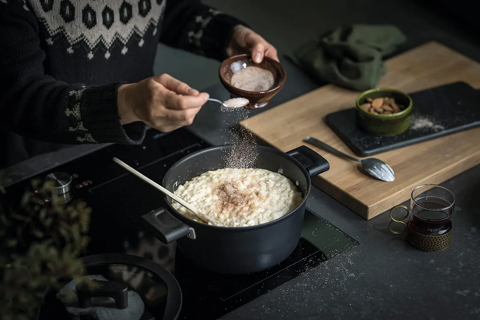 Кастрюля с крышкой Fiskars Hard Face 1052227 22 см 3,5 л алюминиевая с антипригарным покрытием черная, фото №3