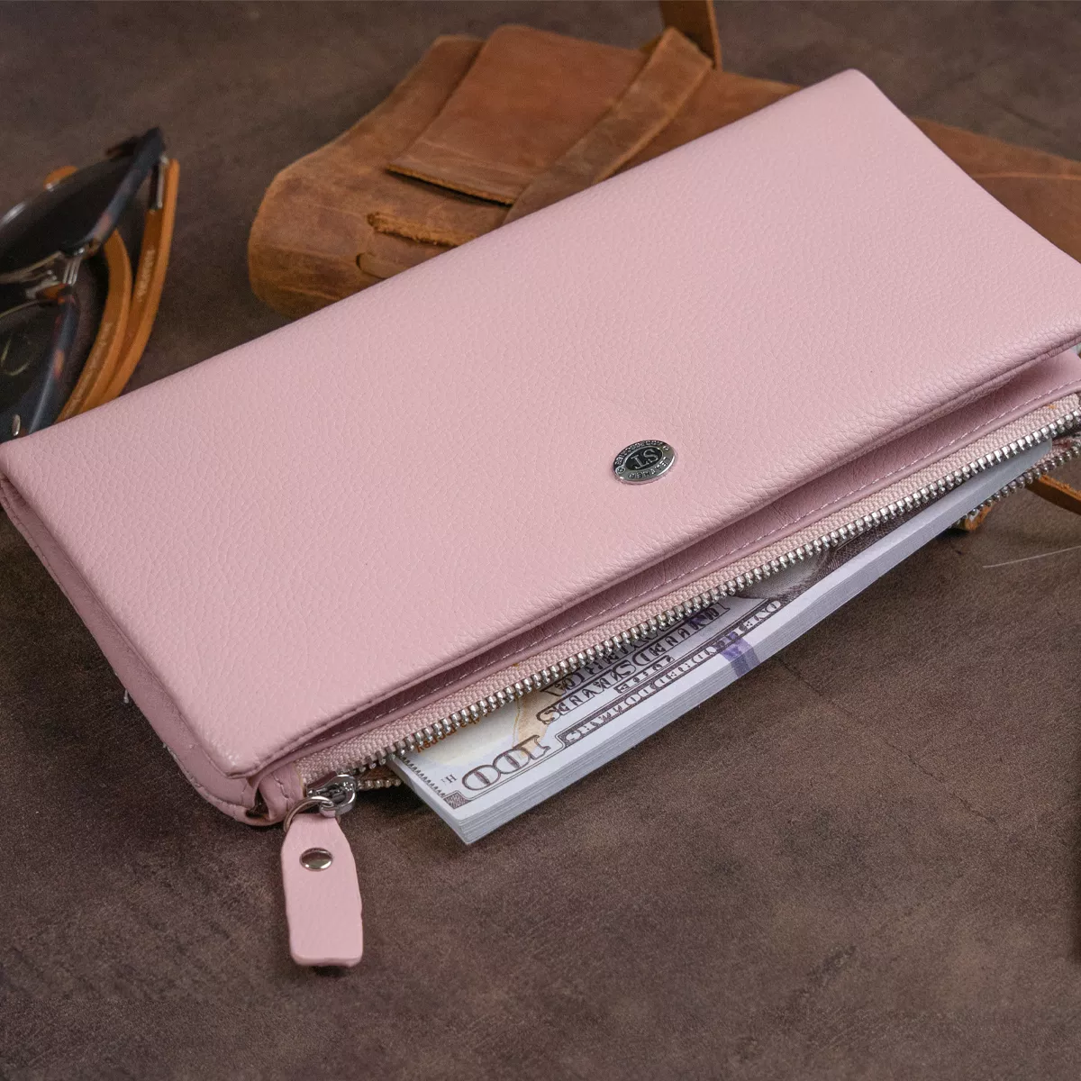 Женский кошелек клатч кожаный с кистевым ремешком монетницей и карманом для мобильного ST Leather 19313 Розовый, фото №3 Женский кошелек клатч кожаный с кистевым ремешком монетницей и карманом для мобильного ST Leather 19313 Розовый, фото №3