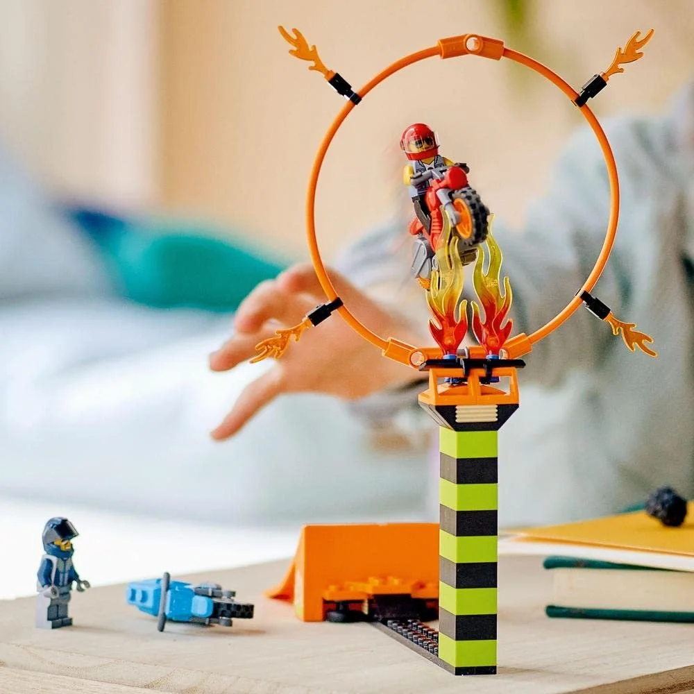 LEGO City Stuntz 60299 Набор для соревнований трюков, 2 игрушечных мотоцикла с маховиком и минифигурка Дюка ДеТейна, для детей от 5 лет, фото №3 LEGO City Stuntz 60299 Набор для соревнований трюков, 2 игрушечных мотоцикла с маховиком и минифигурка Дюка ДеТейна, для детей от 5 лет, фото №3