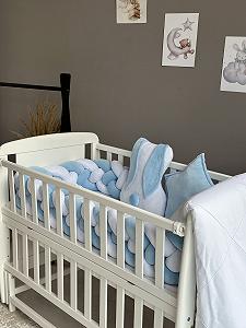 Комплект постільної білизни для новонародженого Зайчик з бортиками іграшками блакитний synthetic.ua - Фото 1