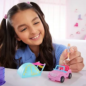 Наборы игрушечных автомобилей и кукол Barbie Mini BarbieLand с изменением цвета HYF43 synthetic.ua - Фото 1