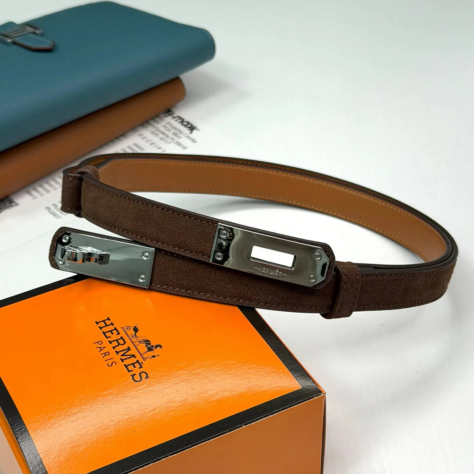 Женский ремень коричневого цвета из натуральной замши Hermes Kelly с серебряной пряжкой в коробке, фото №3