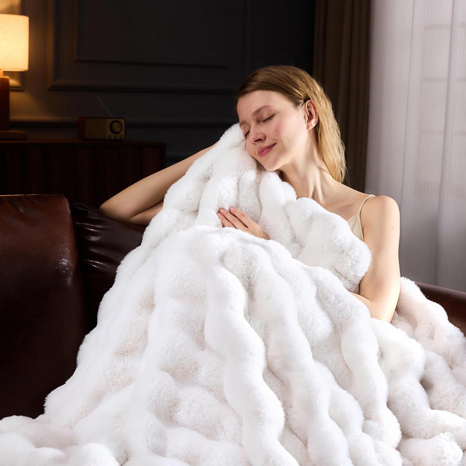 Плед YBIKE из искусственного меха с дизайном кролика, пузырчатая ткань, 150 x 130 см, роскошный пушистый и мягкий меховой плед шерпа для кровати, дивана, кушетки (Бежевый), фото №3