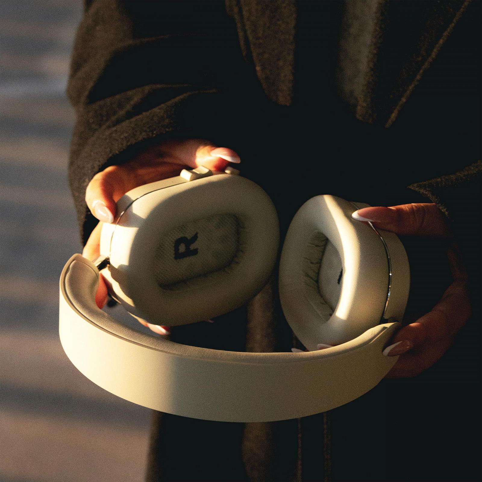 Навушники Defunc Mondo Over-Ear Бездротові з опціональним кабелем 45 годин активного часу відтворення Bluetooth дві ENC мікрофони та драйвери Світло-сірий, фото №6 Навушники Defunc Mondo Over-Ear Бездротові з опціональним кабелем 45 годин активного часу відтворення Bluetooth дві ENC мікрофони та драйвери Світло-сірий, фото №6