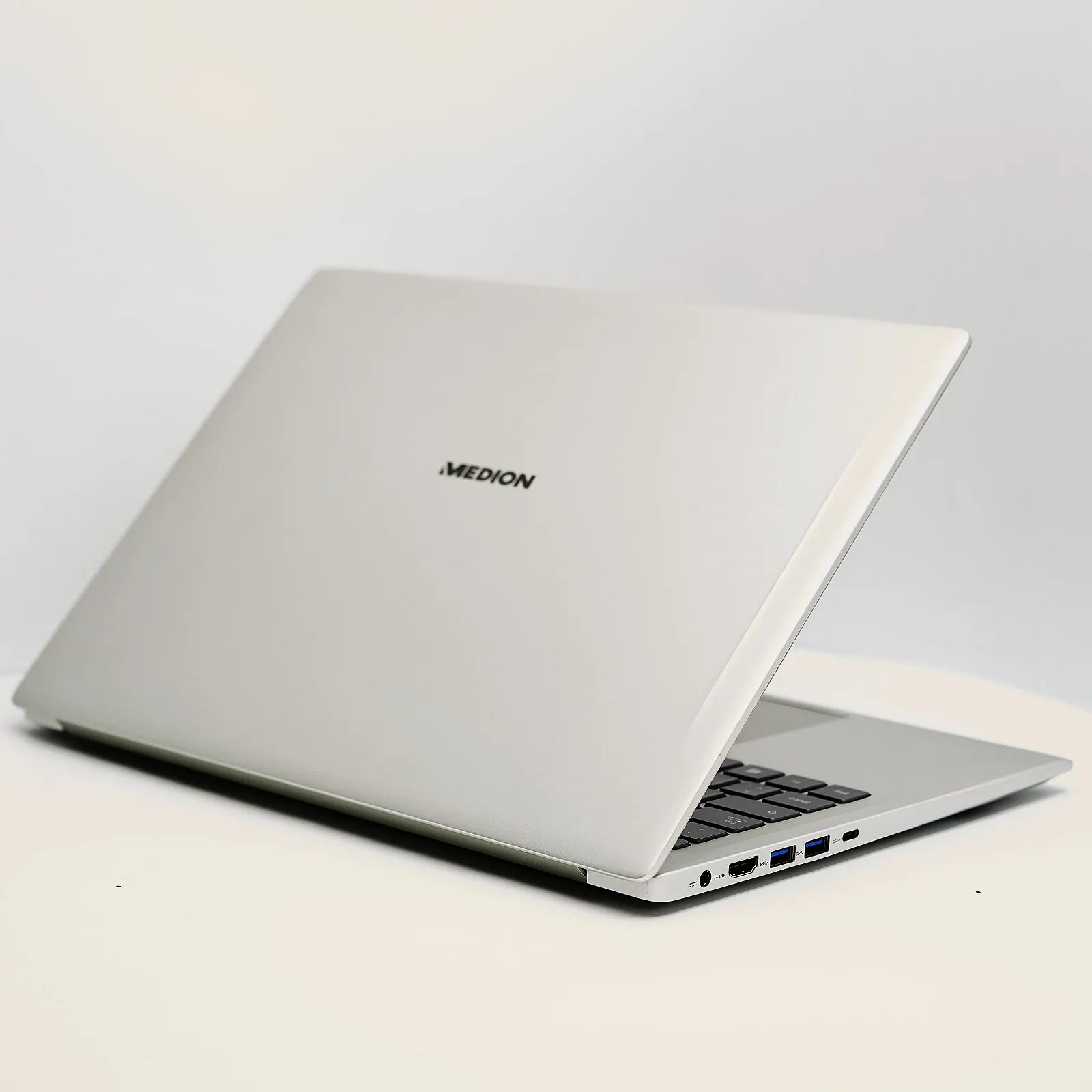 Ноутбук 15.6'' Medion (Lenovo Group) Akoya S6445 | Intel Core i7-8565U | IPS (1920x1080) FullHD | RAM 8 ГБ | SSD 256 ГБ | Intel UHD Graphics 620 | Металевий корпус | Підсвітка клавіатури | Win10 (5003), фото №4