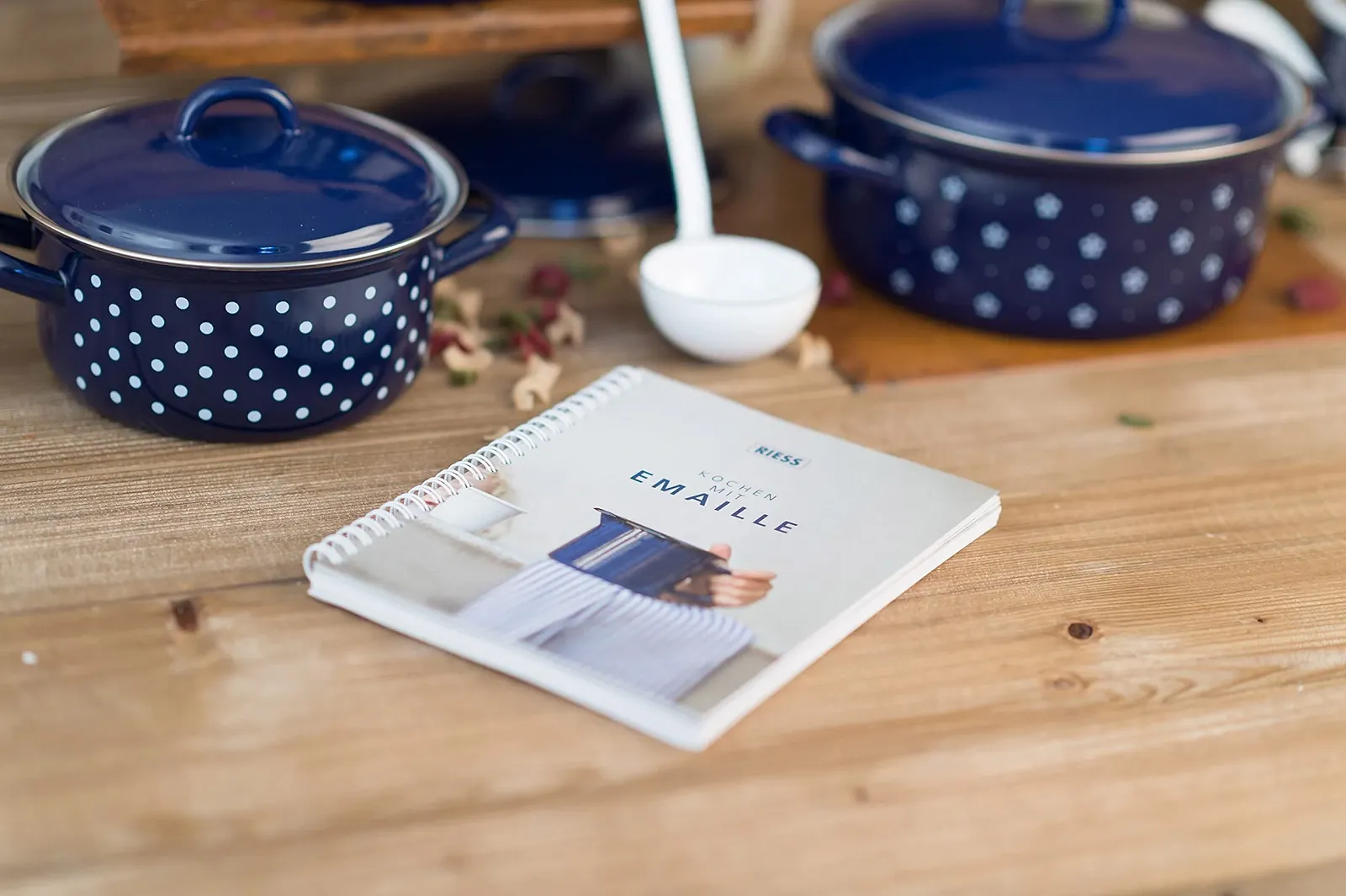 Кастрюля с крышкой RIESS KELOmat Dirndl эмалированная 16 см 1.0 л синяя в горошек, фото №2