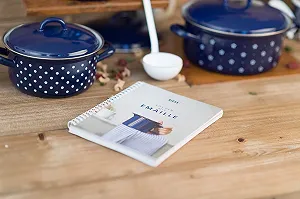 Кастрюля с крышкой RIESS KELOmat Dirndl эмалированная 16 см 1.0 л синяя в горошек synthetic.ua - Фото 1