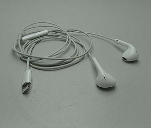 Наушники и Bluetooth-гарнитуры Apple EarPods Lightning White synthetic.ua - Фото 1