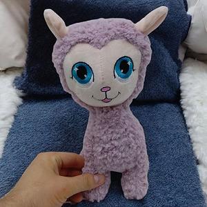 Мягкая игрушка Лама Леля кудрявая 27 см [tsi246987-TSI] synthetic.ua - Фото 1