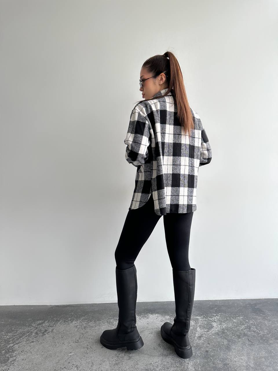 Женская теплая хлопковая рубашка в клетку GDF122 цвет черно-белый размер 42/46, фото №2
