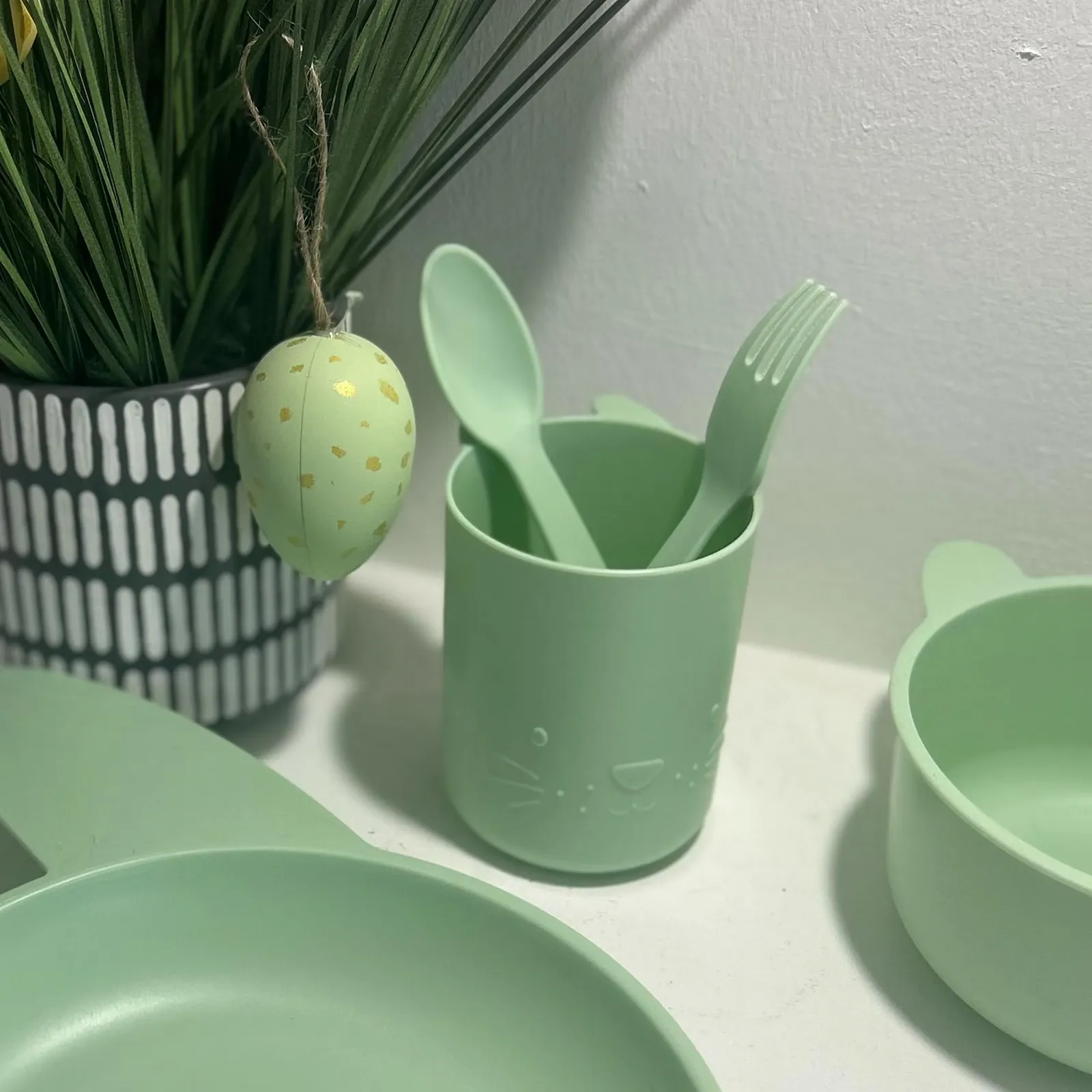 Набор детской посуды eBoutik Пасхальный 5 предметов: тарелка в форме забавного кролика, миска, вилка, ложка и чашка Зеленый, фото №8 Набор детской посуды eBoutik Пасхальный 5 предметов: тарелка в форме забавного кролика, миска, вилка, ложка и чашка Зеленый, фото №8