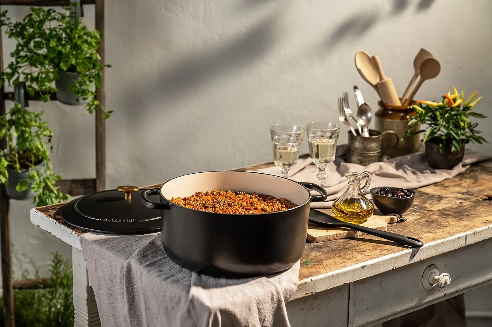 Каструля-жаровня BALLARINI Bellamonte чавунна емальована кругла 26 см 5.5 л Чорна, фото №6 Каструля-жаровня BALLARINI Bellamonte чавунна емальована кругла 26 см 5.5 л Чорна, фото №6