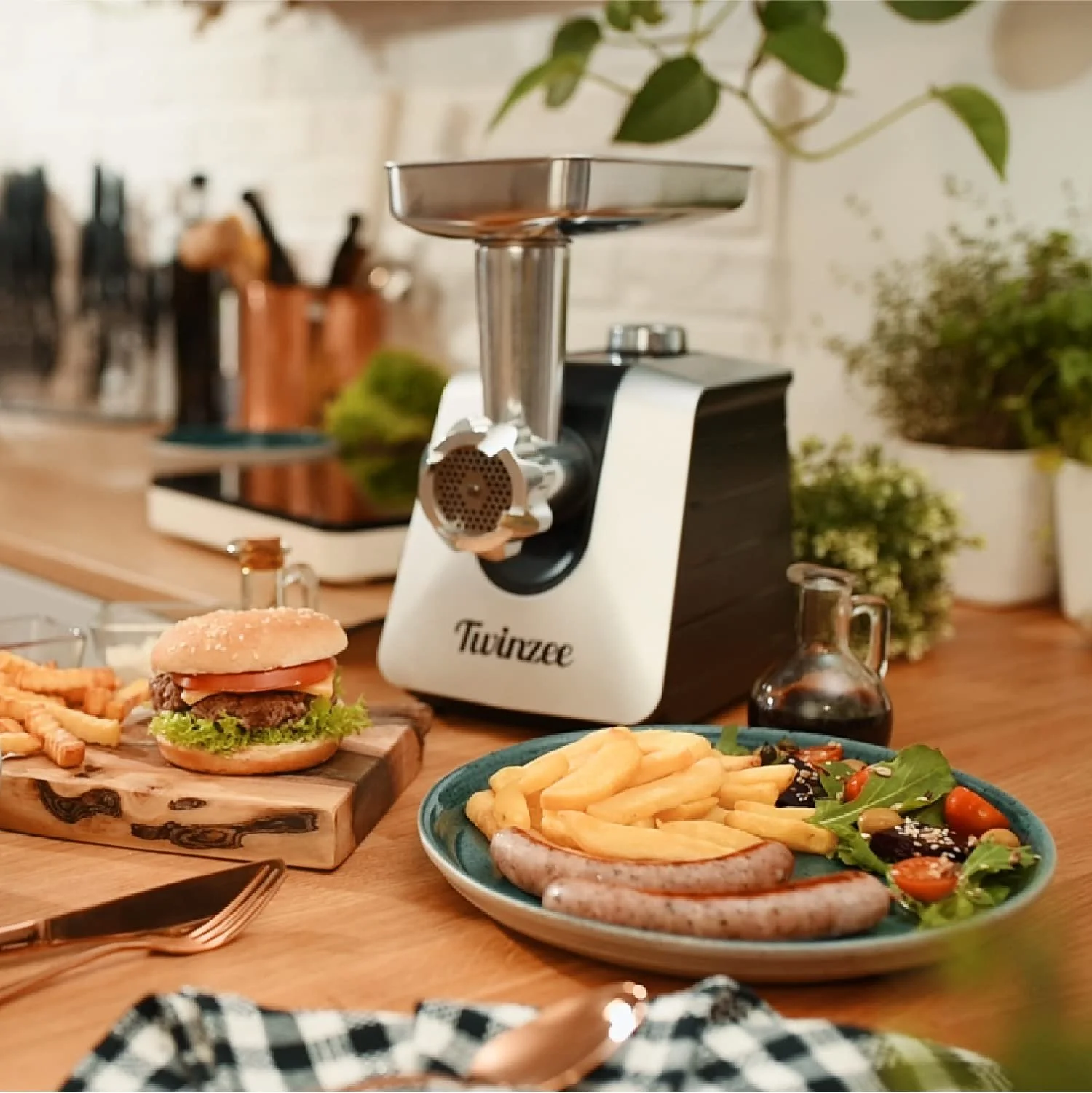 Мясорубка электрическая Twinzee 1500 Вт с 3 дисками и 3 насадками для колбас, фото №2 Мясорубка электрическая Twinzee 1500 Вт с 3 дисками и 3 насадками для колбас, фото №2