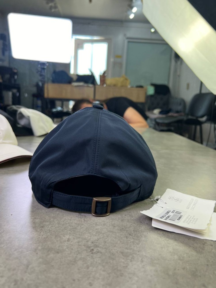 Кепка Brunello Cucinelli темно-синя з червоним логотипом gu594, фото №5 Кепка Brunello Cucinelli темно-синя з червоним логотипом gu594, фото №5