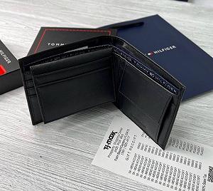 Чоловіче брендовий гаманець із натуральної шкіри Tommy Hilfiger чорний в подарунковій коробці synthetic.ua - Фото 1
