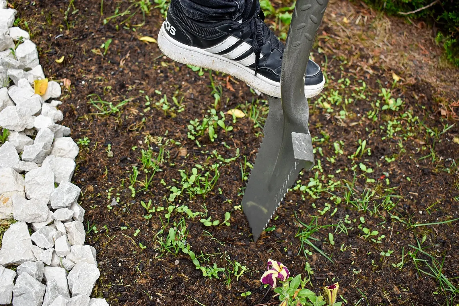 Лопата Red Tools садова з пилкою для коріння, 115 см, для кам'янистих та твердих грунтів, з м'якою ручкою, сіра, фото №4