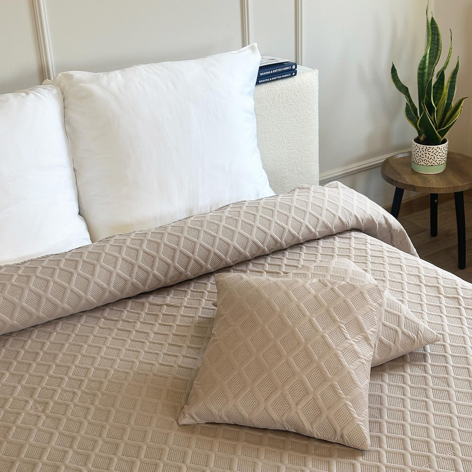 Покрывало Euromat стеганое двухстороннее с 2 наволочками 40 x 40 см (Бежевый Taupe- Parla 3D, 220 x 240 см), фото №2 Покрывало Euromat стеганое двухстороннее с 2 наволочками 40 x 40 см (Бежевый Taupe- Parla 3D, 220 x 240 см), фото №2