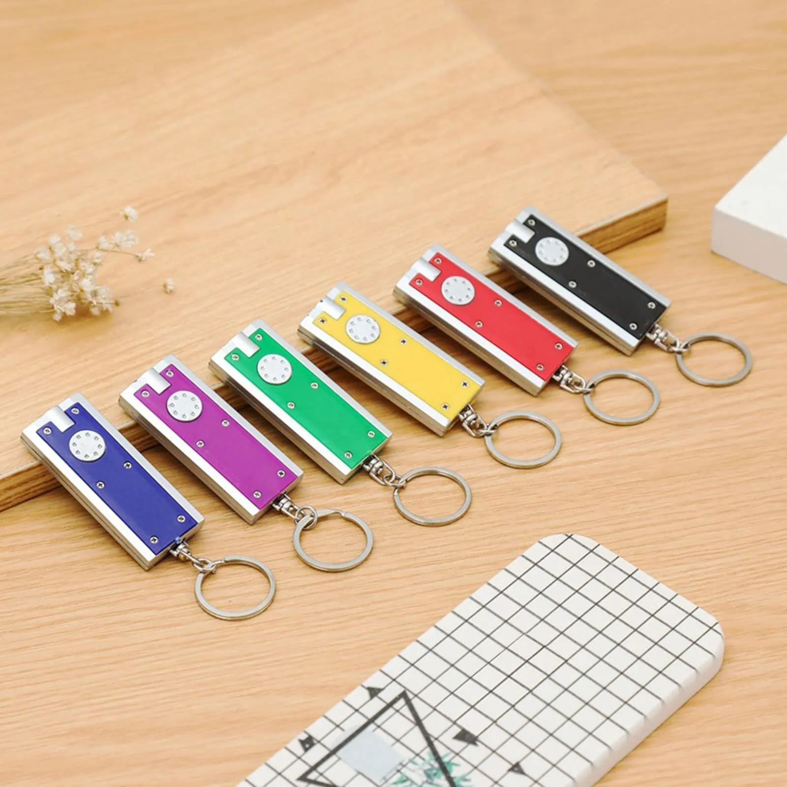 Брелок-фонарик LED 4 шт. Разные цвета Маленький яркий фонарик Маленький легкий плоский, фото №8 Брелок-фонарик LED 4 шт. Разные цвета Маленький яркий фонарик Маленький легкий плоский, фото №8