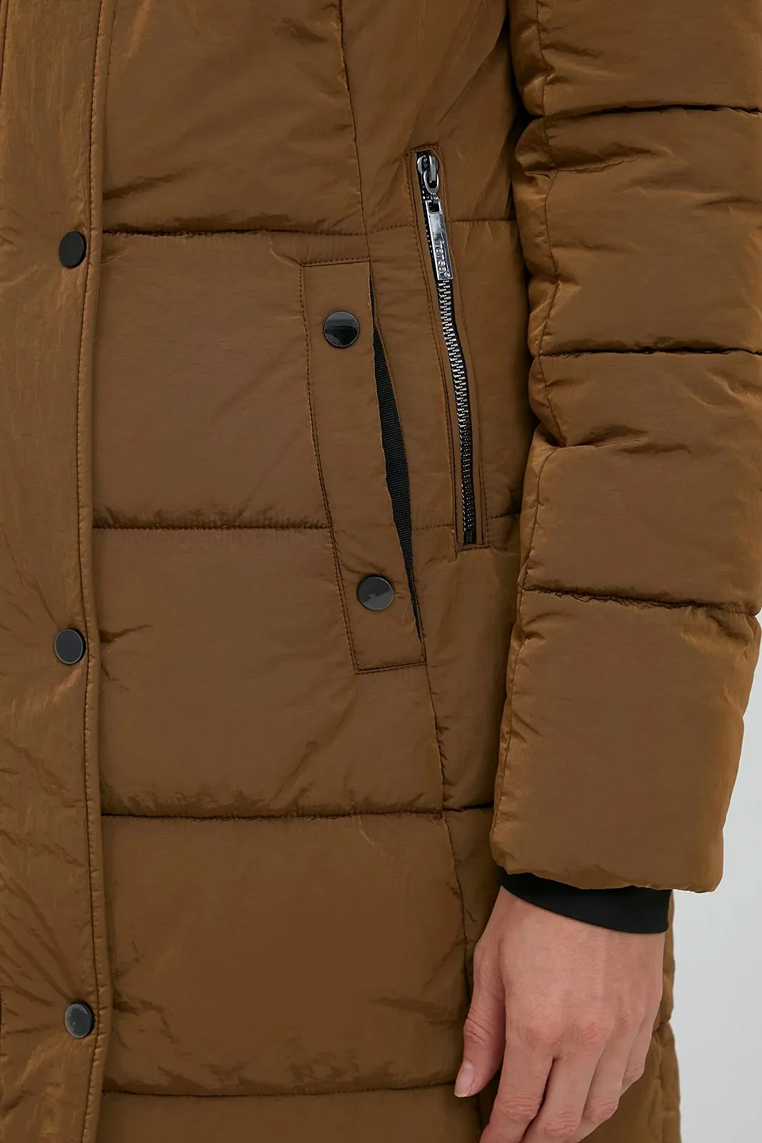 Женское стеганое зимнее пальто fransa FRBABAC с меховым капюшоном, фото №6 Женское стеганое зимнее пальто fransa FRBABAC с меховым капюшоном, фото №6