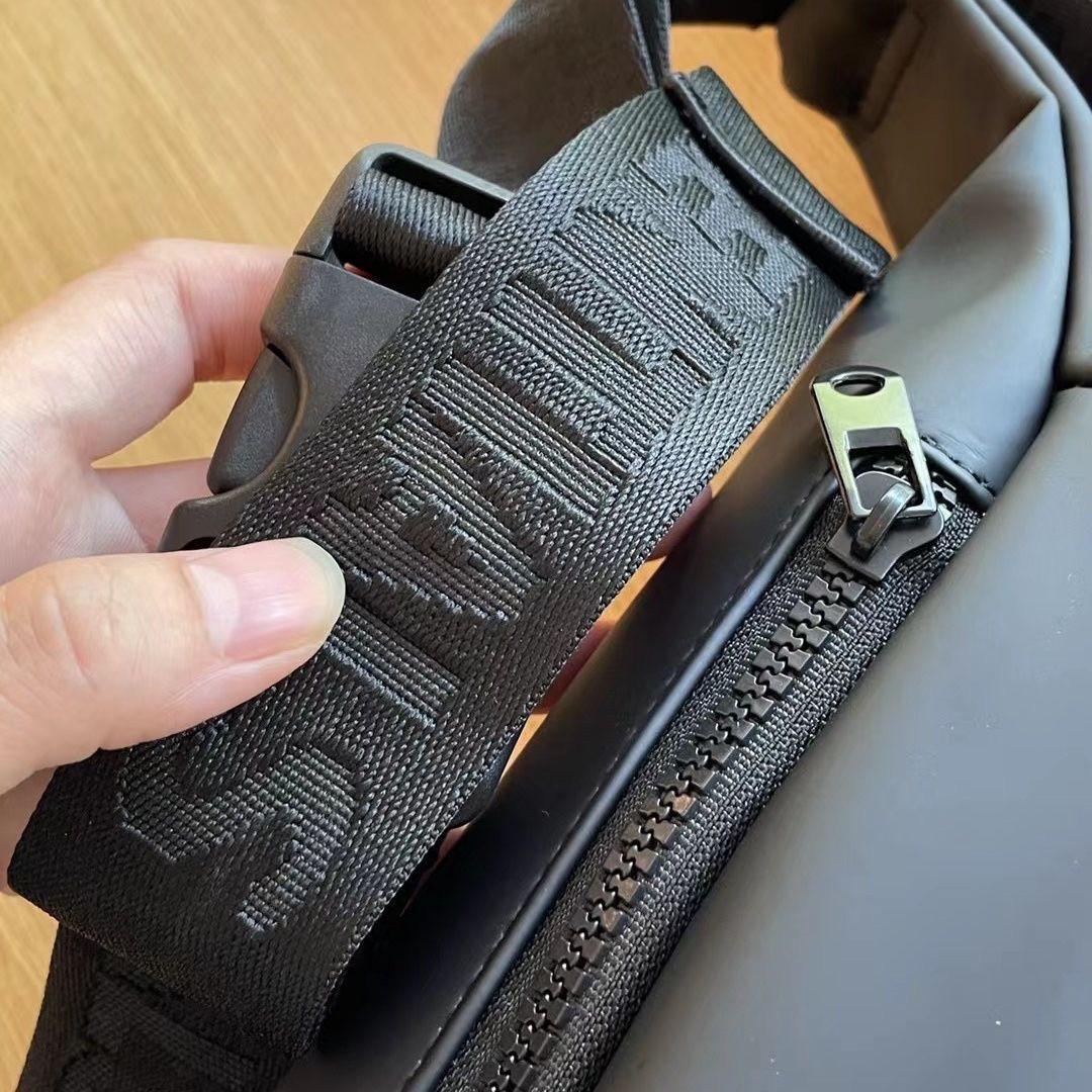 Поясна сумка через плече бананка ESSENTIALS Чорний, фото №4 Поясна сумка через плече бананка ESSENTIALS Чорний, фото №4