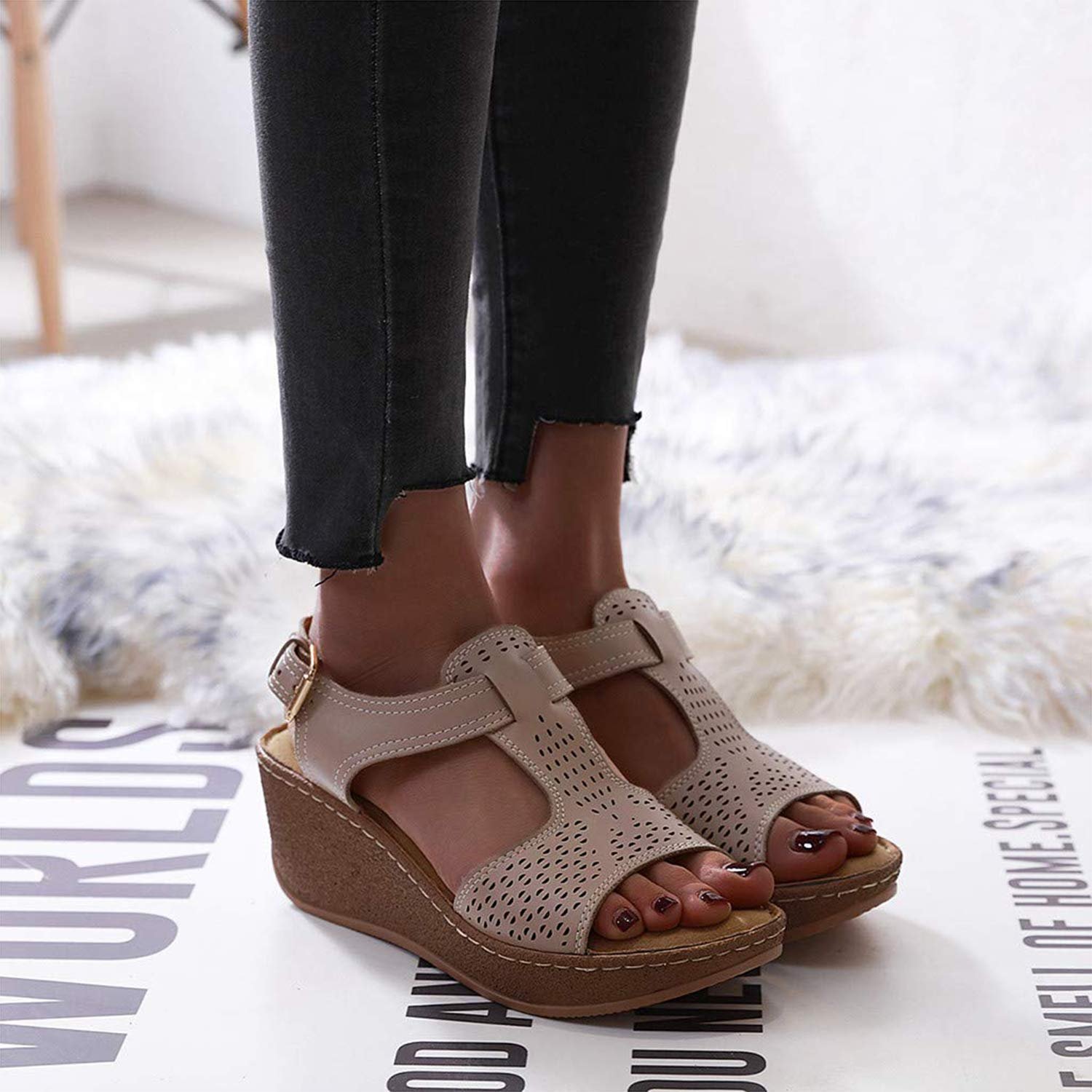 Босоніжки на танкетці жіночі з відкритим носком і Т-подібним ремінцем, сірі, фото №5 Босоніжки на танкетці жіночі з відкритим носком і Т-подібним ремінцем, сірі, фото №5