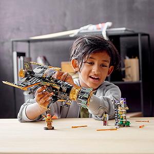 Конструктор LEGO Ninjago 71736 Самолет Кол Сокрушители с тюрьмой и коллекционной фигуркой Золотого Ниндзя Кая synthetic.ua - Фото 1
