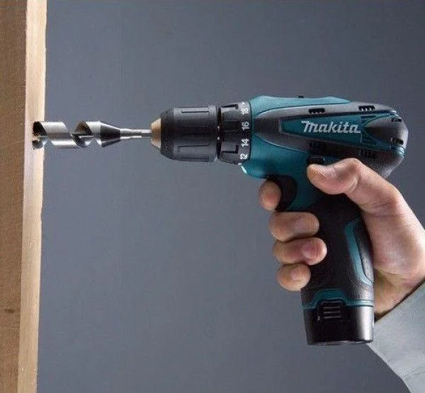 Шуруповерт аккумуляторный Makita DF330DWE 12В/2Ач с набором инструментов Li-Ion, фото №1 Шуруповерт аккумуляторный Makita DF330DWE 12В/2Ач с набором инструментов Li-Ion, фото №1
