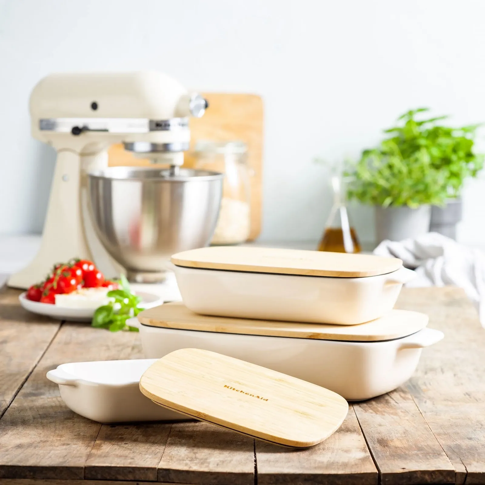 Форма для запекания KitchenAid Stoneware прямоугольная керамическая с бамбуковой крышкой 32 см / 3.8 л Миндальный крем, фото №7 Форма для запекания KitchenAid Stoneware прямоугольная керамическая с бамбуковой крышкой 32 см / 3.8 л Миндальный крем, фото №7