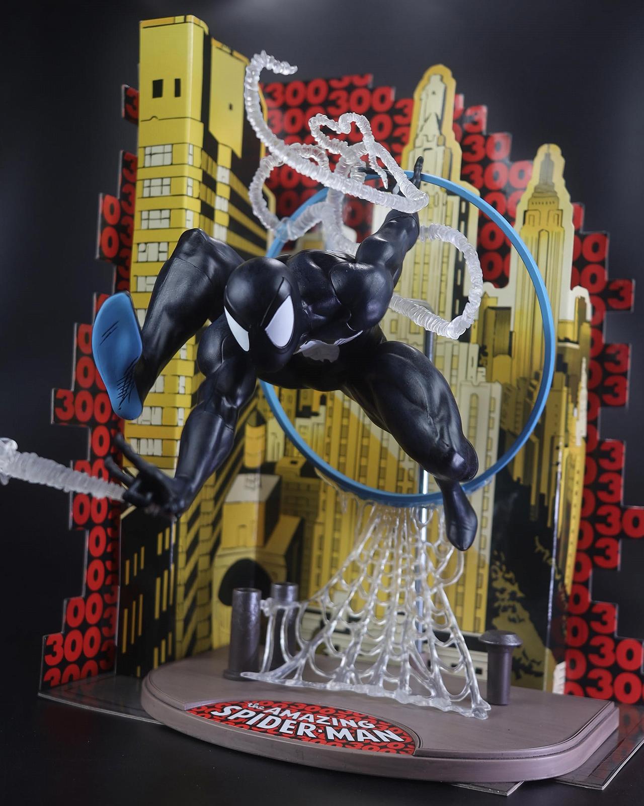 Фигурка McFarlane Toys Marvel Человек-паук (Symbiote Suit) масштаб 1:6 с комиксом, фото №3