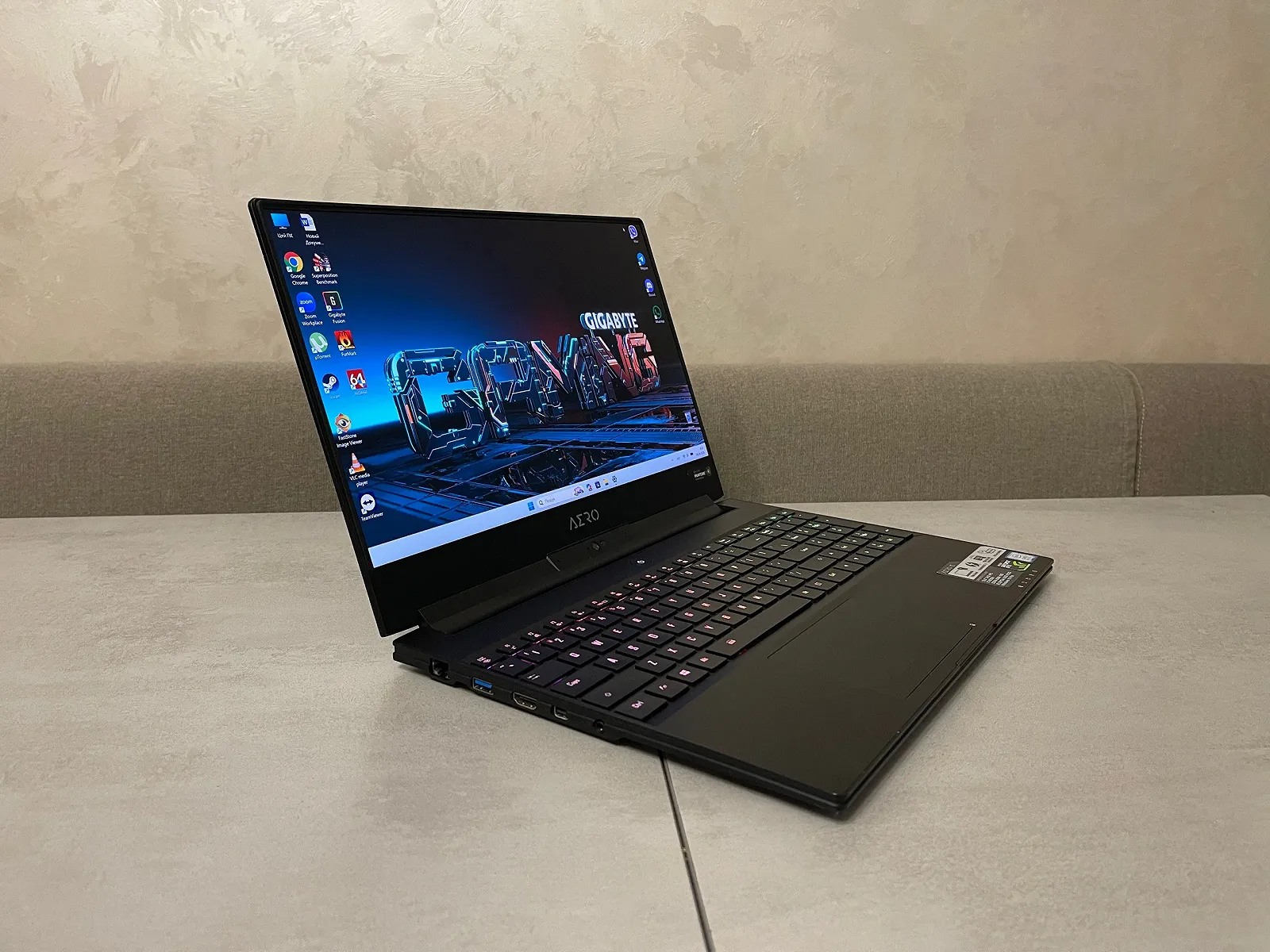 Ігровий ноутбук Gigabyte Aero 15XV8, 15,6" 4K IPS, i7-8750H, 16GB, 512GB, nVidia GeForce GTX 1070 8GB, фото №2