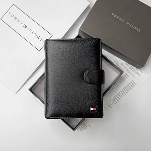 Мужской портмоне кожаный вертикальный на кнопке Tommy Hilfiger цена на synthetic.ua - Фото 1 Мужской портмоне кожаный вертикальный на кнопке Tommy Hilfiger synthetic.ua - Фото 1