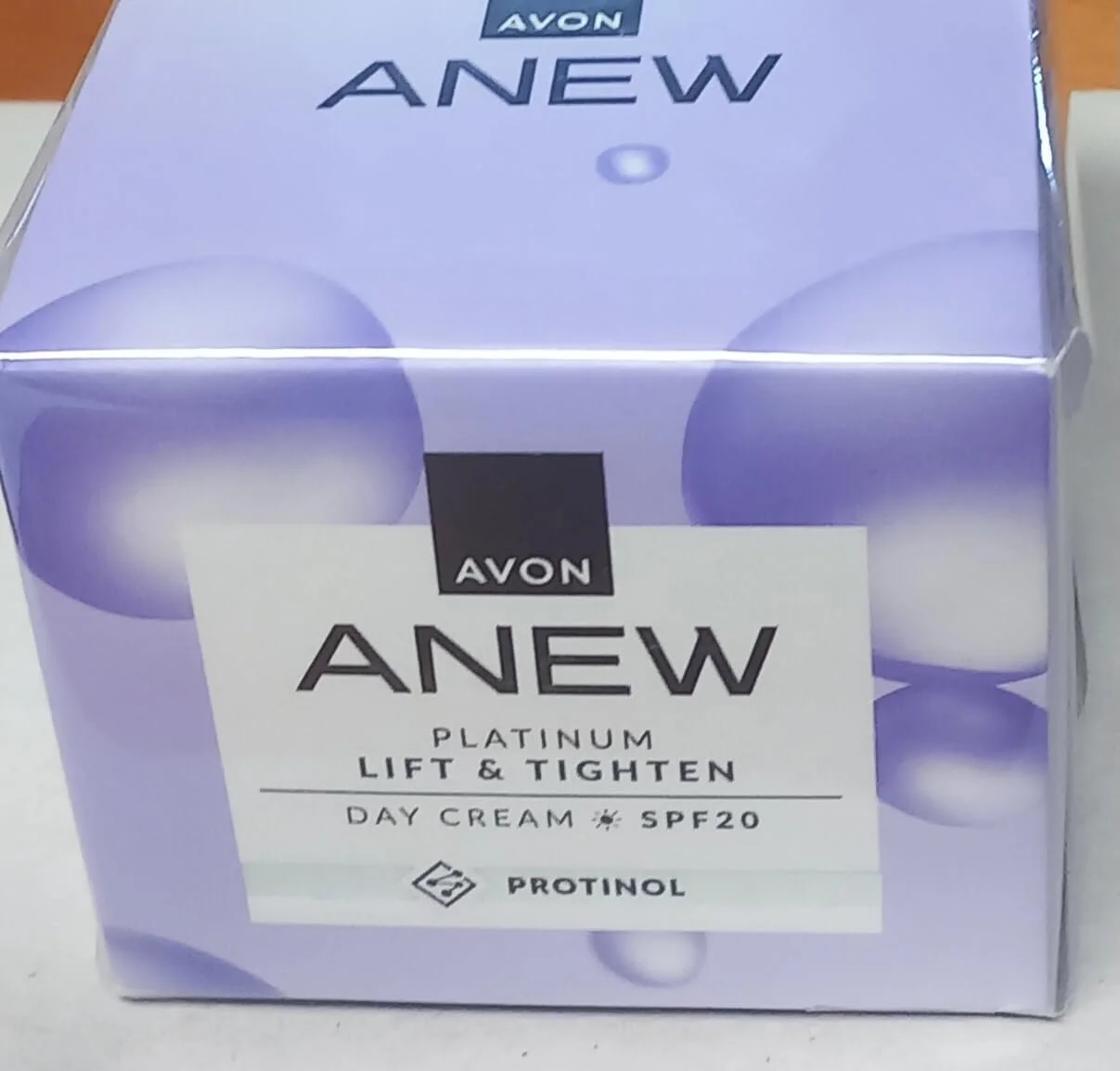 Денний крем Avon Anew Platinum Lift & Tighten SPF20, фото №1 Денний крем Avon Anew Platinum Lift & Tighten SPF20, фото №1