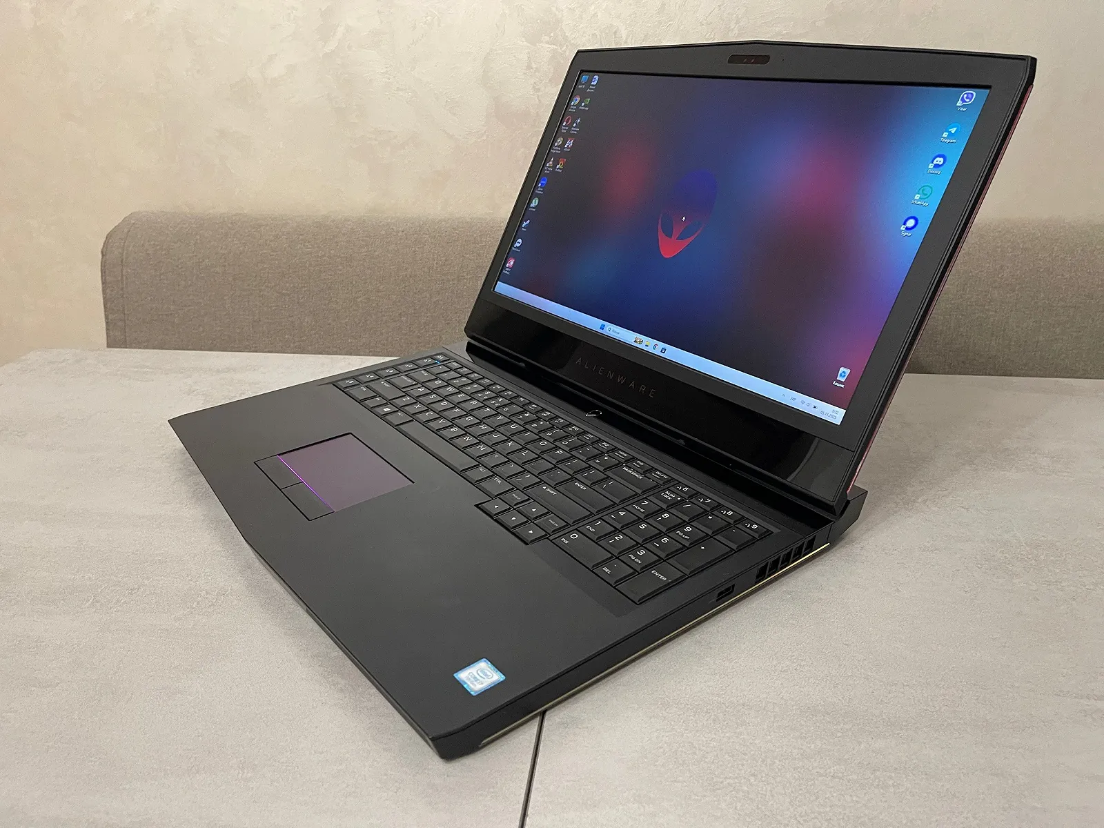 Ігровий ноутбук Dell Alienware 17 R4, 17,3" FHD IPS, i7-7700HQ, 16GB, 256GB SSD+1TB, nVidia GeForce GTX 1070 8GB, фото №2