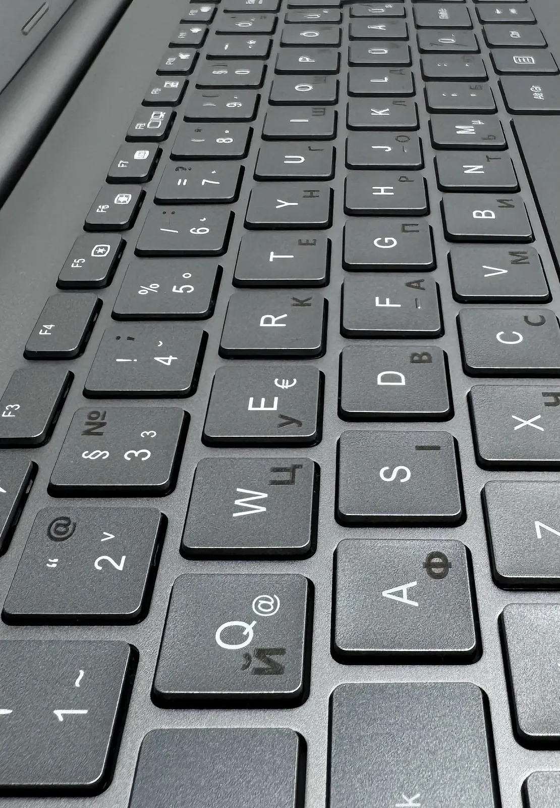 Ноутбук 15.6'' Medion (Lenovo Group) Akoya P15646 | Intel Core i5-8265U | IPS (1920x1080) FullHD | RAM 8 ГБ | SSD 256 ГБ | Nvidia GeForce MX250 | Intel UHD Graphics 620 | Металевий корпус | Ультрабук | Win11 (4977), фото №1