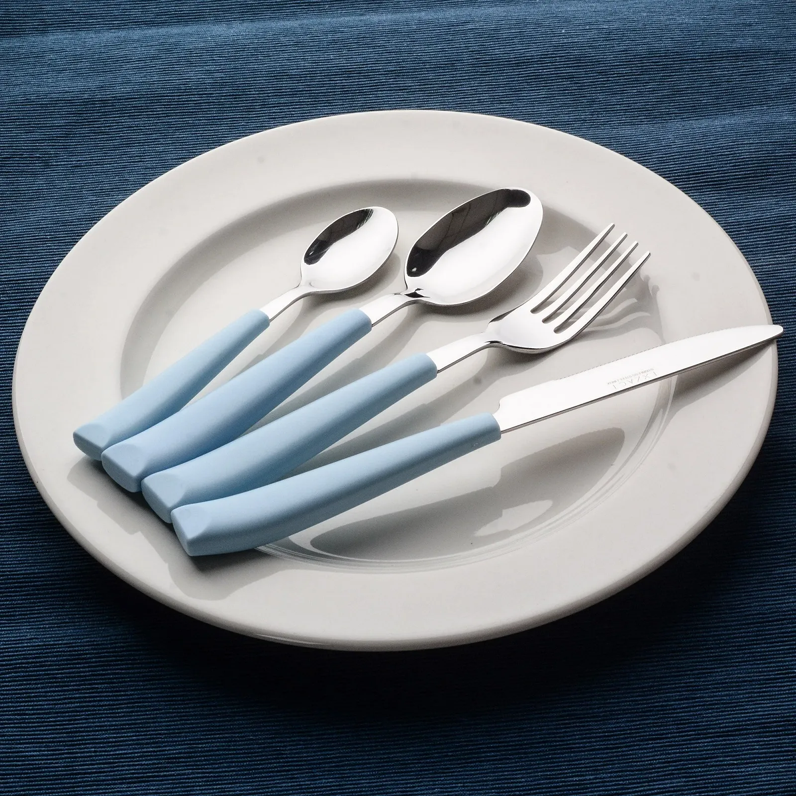 Набір столових приборів Exzact WF232W з 16 предметів з нержавіючої сталі з пластиковими ручками, фото №5 Набір столових приборів Exzact WF232W з 16 предметів з нержавіючої сталі з пластиковими ручками, фото №5