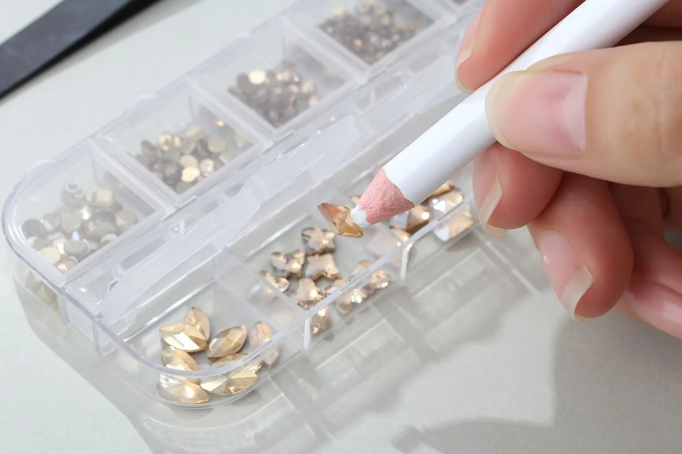 Стразы для ногтей Шампань 12 размеров, Блестящие камни для ногтей, Стразы плоской формы, Дизайн ногтей со стразами, Включая восковый карандаш для страз и пинцеты для страз, 1500 штук в упаковке, фото №3