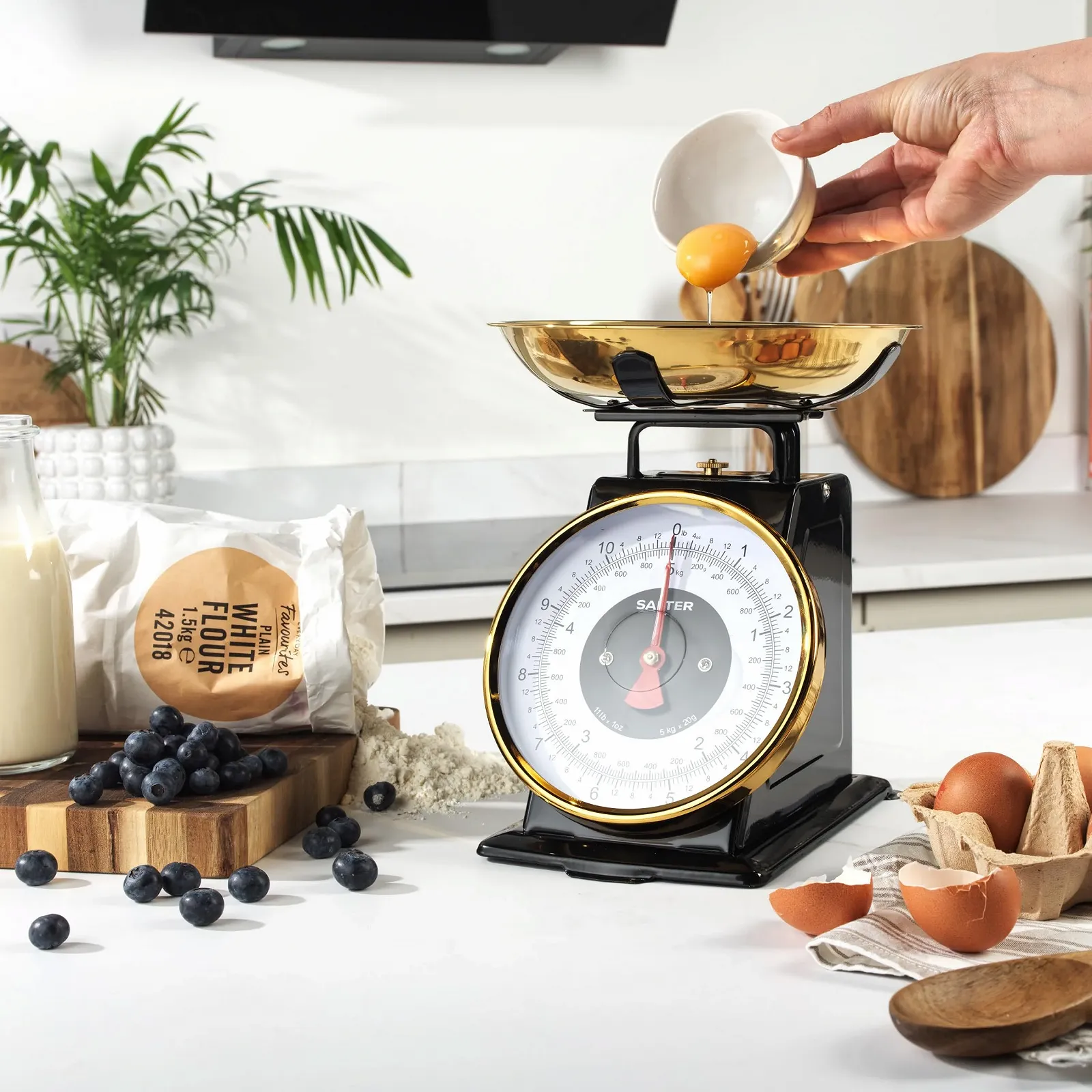 Кухонні ваги Salter Timeless Mechanical 5 kg 1 L Black/Gold, фото №4 Кухонні ваги Salter Timeless Mechanical 5 kg 1 L Black/Gold, фото №4