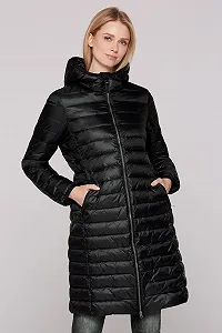 Женское Легкое стеганое пальто с капюшоном SOCCX synthetic.ua - Фото 1