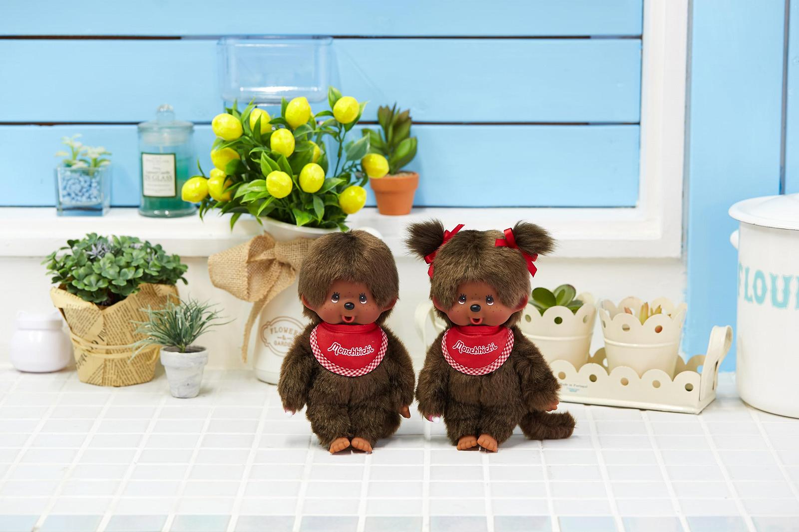 Лялька Sekiguchi Monchhichi 8" Crying Face Girl з червоним нагрудником, фото №1 Лялька Sekiguchi Monchhichi 8" Crying Face Girl з червоним нагрудником, фото №1