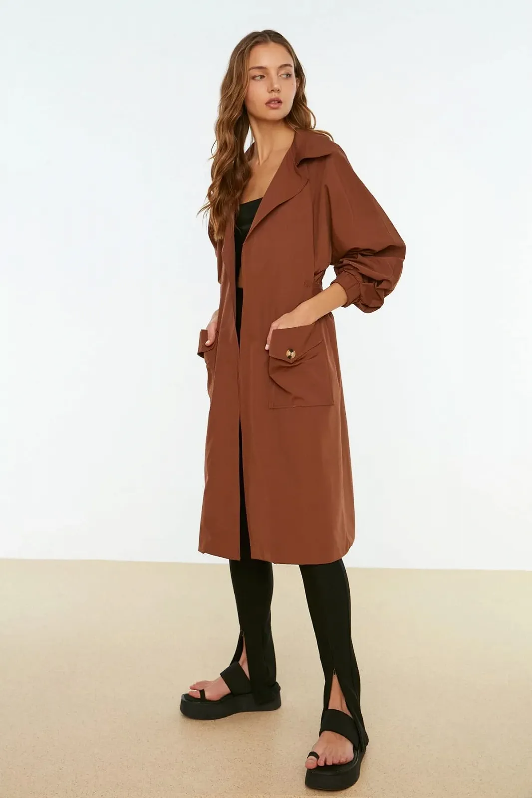 Тренч TRENDYOL Длинный с поясом и ремешком, фото №2 Тренч TRENDYOL Длинный с поясом и ремешком, фото №2