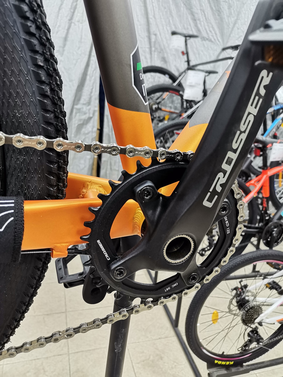 Велосипед найнер Crosser X880 29 Shimano DEORE 1*12 рама 19 2021 сіро-жовтогарячий, фото №5 Велосипед найнер Crosser X880 29 Shimano DEORE 1*12 рама 19 2021 сіро-жовтогарячий, фото №5